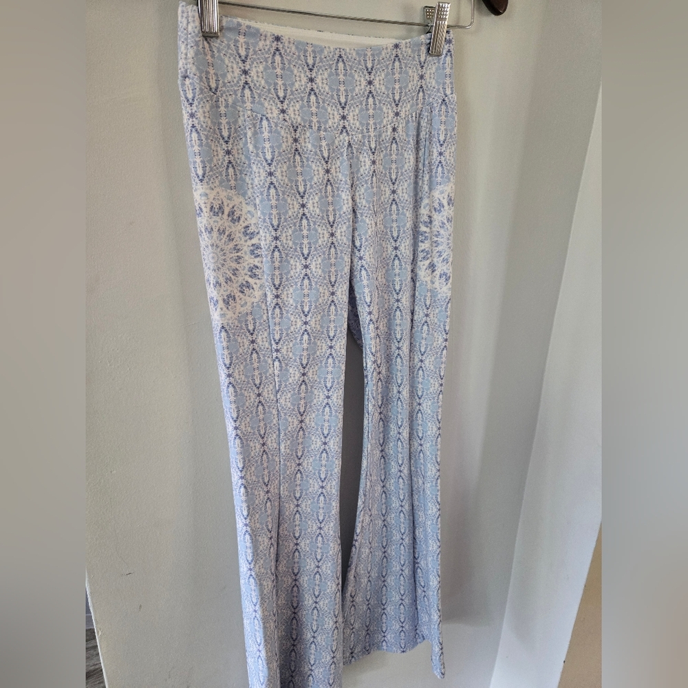 Wolven Yoga Pants Blue and White Patterned Pants